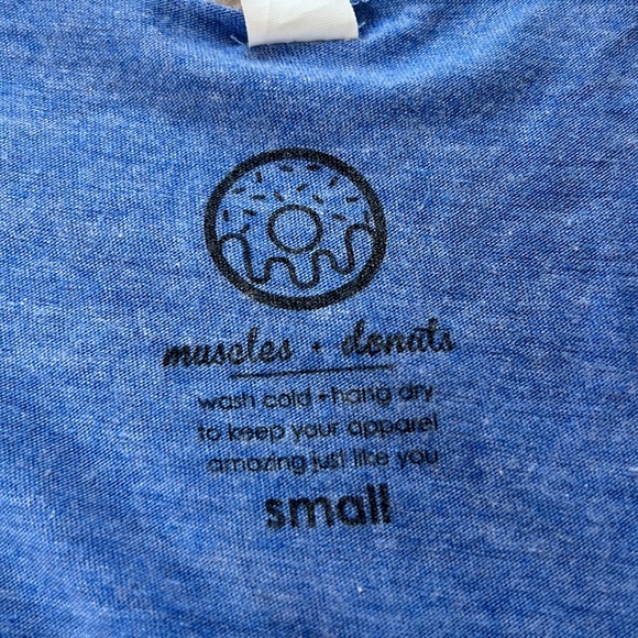 Muscles and donuts ‘kinda need to workout kinda wanna eat pizza’graphic tank top - Picture 4 of 7